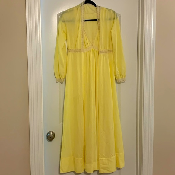 Miss Elaine Other - Miss Elaine Vintage yellow nightgown set